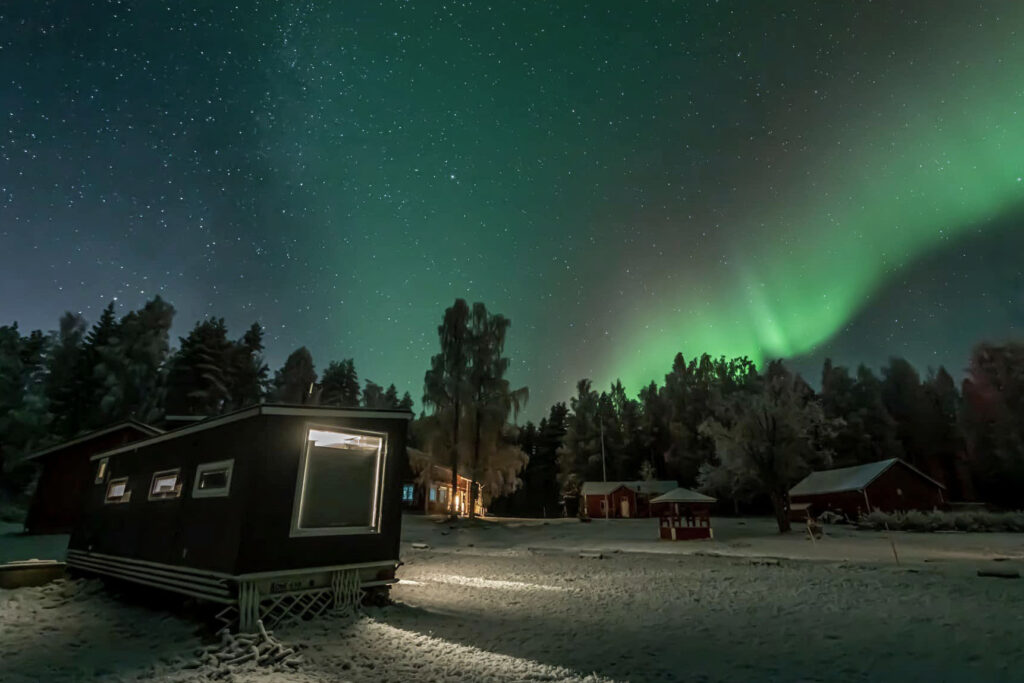 Aurora Borealis Husky Lodge